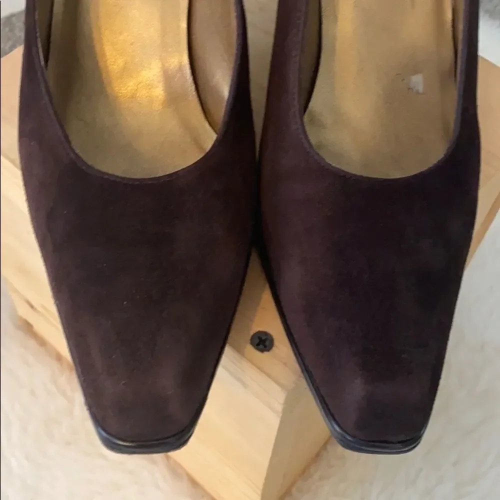 Stuart Weitzman Women's Suede Pumps - Picture 5 of 7